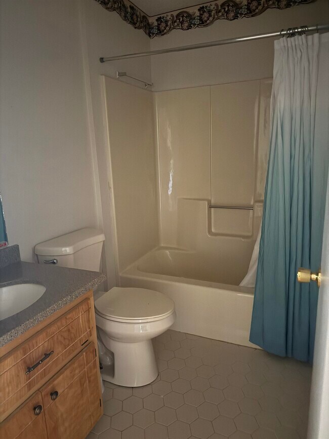 Building Photo - 1702 S Center St