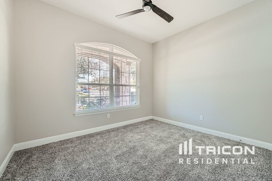Building Photo - 810 S Sheridan Blvd