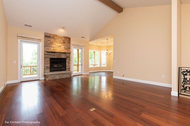 Building Photo - 370 Country Club Dr