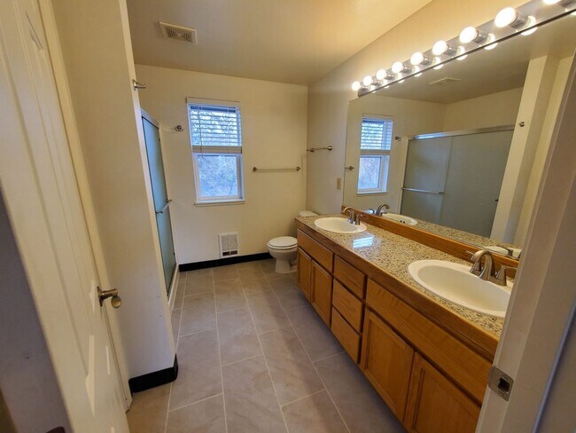 Building Photo - Quartz Ave 3plex/Ariserem-014