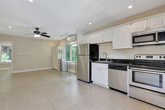 Building Photo - 906 Palermo Ave