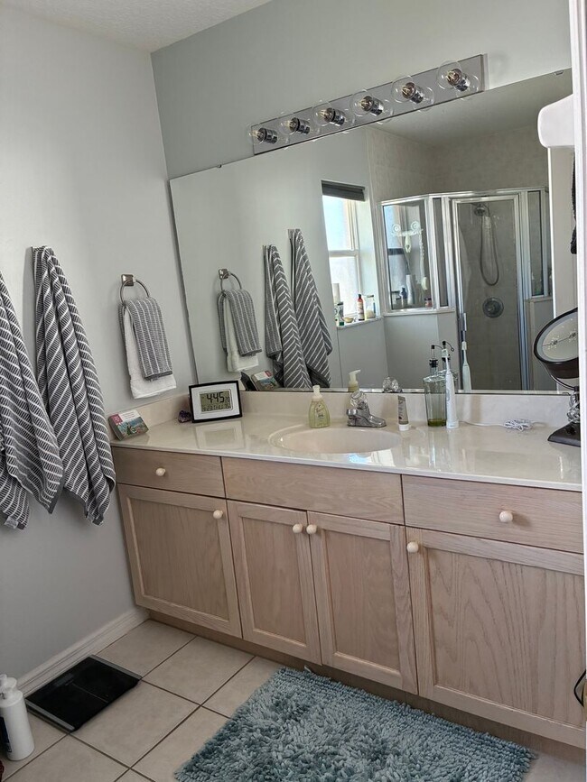 Building Photo - Discover this well-located 3-bedroom, 2-bath home in Palm Coast!
