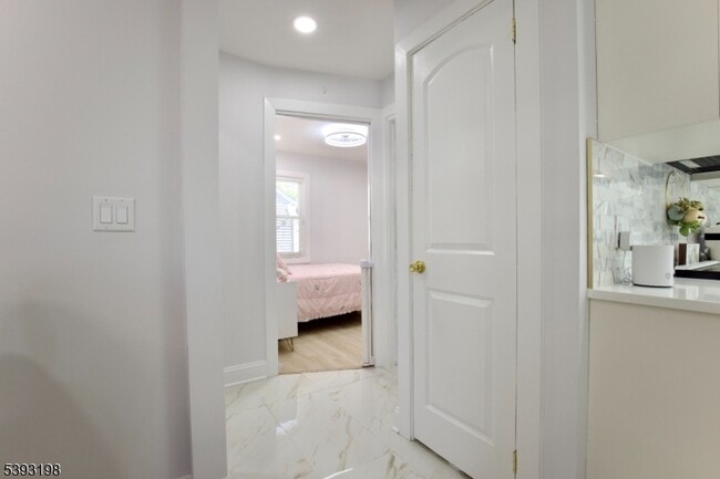 Building Photo - 327 Roosevelt Ln