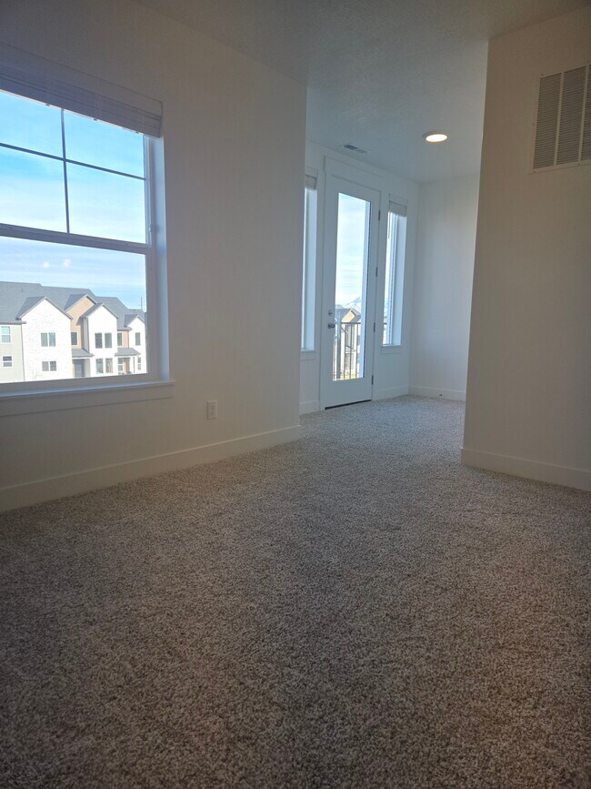 Building Photo - 6512 Skyline Lp Ln