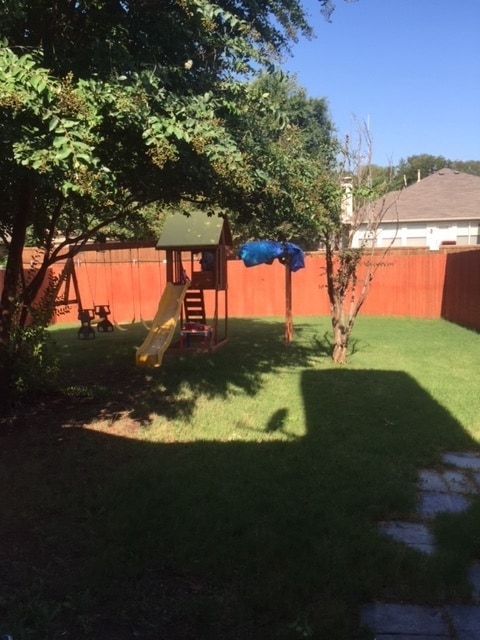 Building Photo - Spacious 3/2/2 in Allen! Laminate Wood Flo...