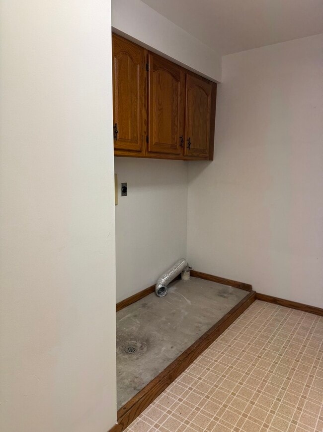 Building Photo - 315 Carriage Dr