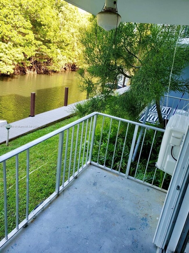 Building Photo - 1860 Venice Park Dr