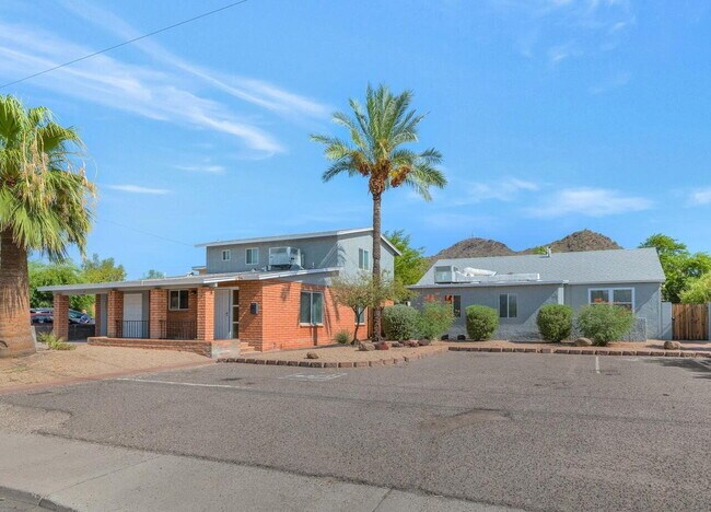 Building Photo - UPDATED PHOENIX RENTAL – 3 BED, 2 BATH NEA...