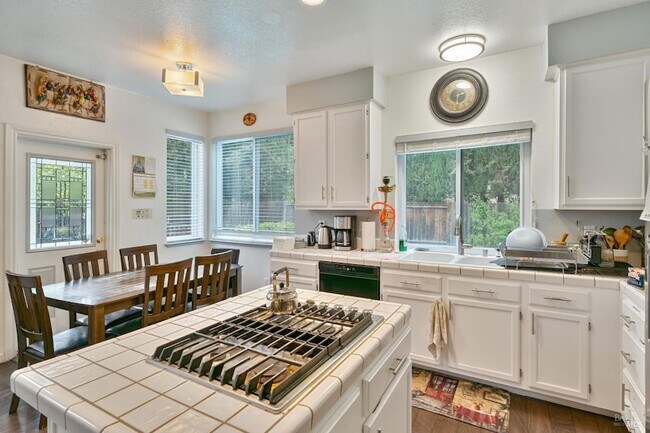 Building Photo - 3500 Crownridge Dr