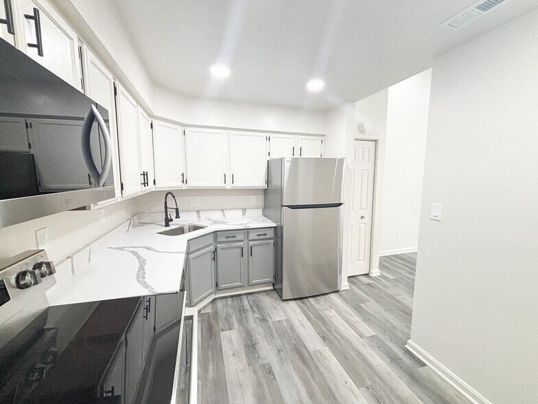 Building Photo - 8724 Devon Hills Dr