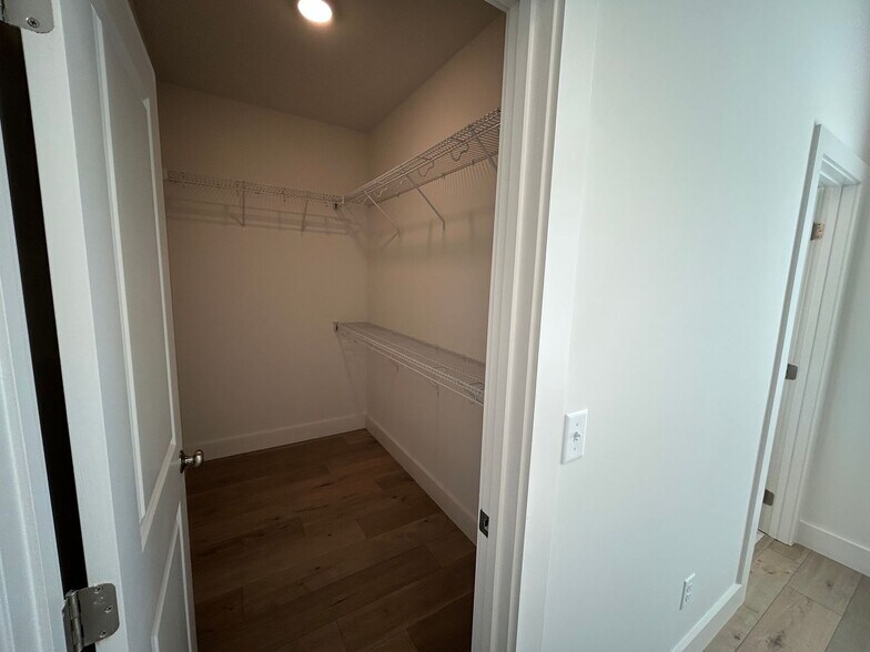 Building Photo - 1233 Tigers Tail Trl