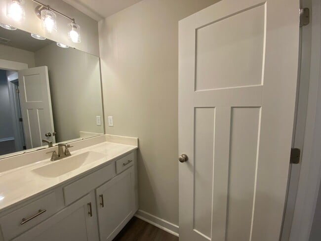 Building Photo - 5 bedrooms 3 bathroom Smart Home