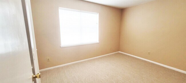 Building Photo - 7700 Creekbend Dr