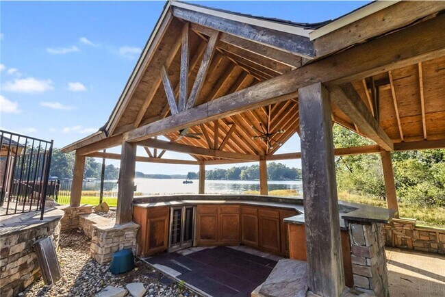 Building Photo - 2910 Emerald Dr