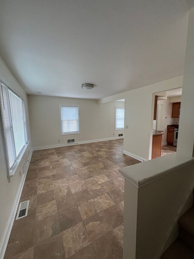 Building Photo - 3 Bed, 1.5 Bath Near U of R, Strong & Coll...