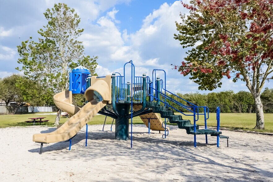 Building Photo - 4505 Sanibel Way