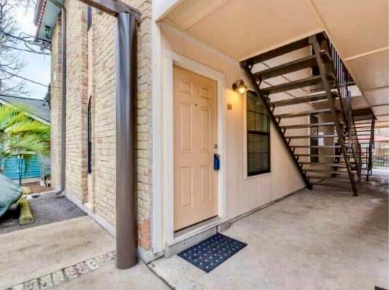 One bedroom x one bathroom condo. Corner unit. Private. All to yourself. Clean and tidy. - 407 E 45th St #116