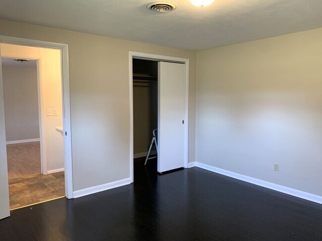 Building Photo - Move-in ready!! Bonus room that could easily be utilized as a 3rd bedroom!!