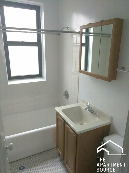 Building Photo - 1913 W Larchmont Ave