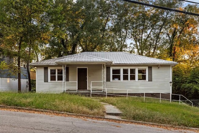 Building Photo - Newly renovated 3 bedroom, 1 bath home wit...