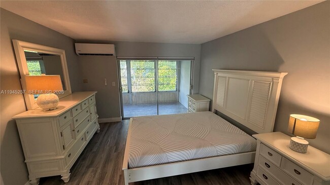 Building Photo - 2115 NE 42nd Ct