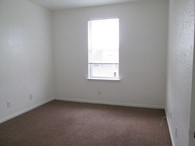 Building Photo - 202 W Mary Jane Dr