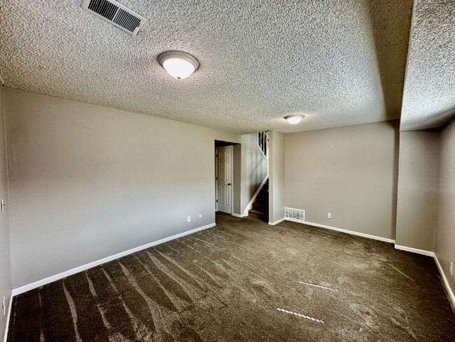 Building Photo - AVAILABLE OCTOBER! Wonderful 3 bed/2 bath ...
