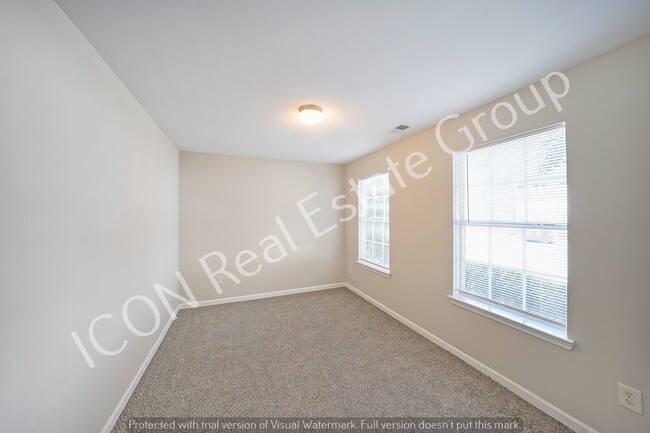 Building Photo - 3/2 Ground Floor apartment with new floori...