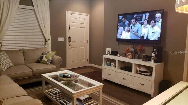 Building Photo - 9004 Shine Dr