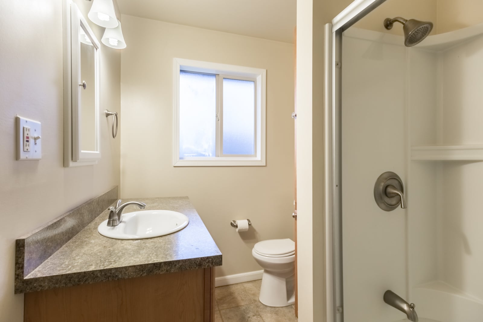 full bathroom - 5703 N Commercial Ave