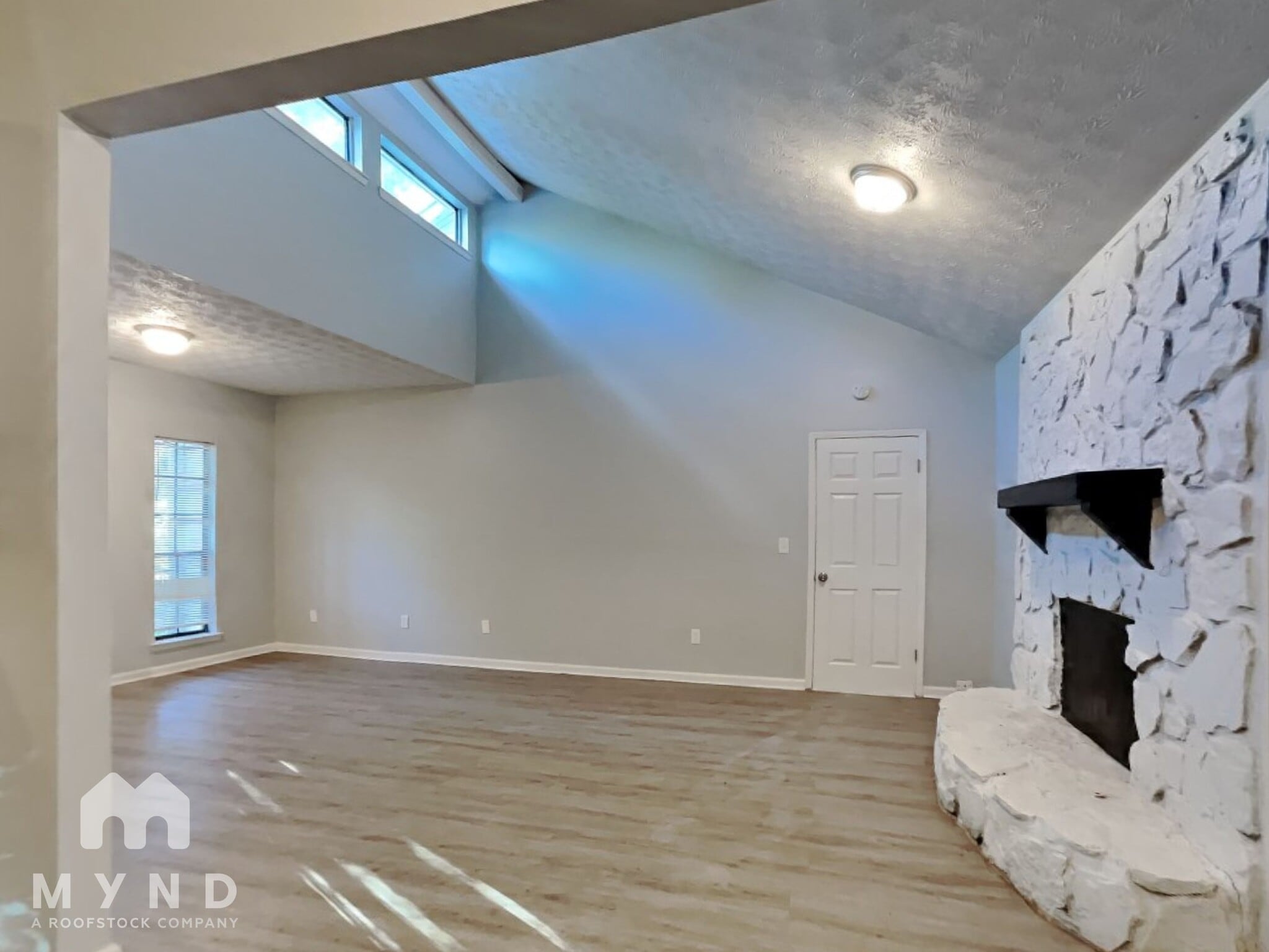Building Photo - 3047 Brook Hollow Dr