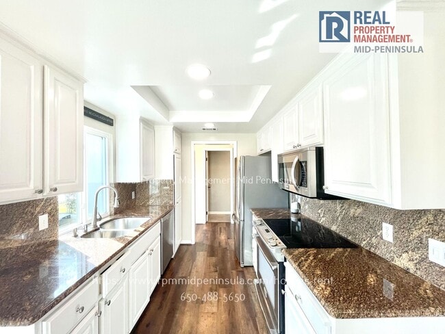 Building Photo - Stunning 2 Bedroom 1.5 Bathroom Waterfront Townhome in Foster City