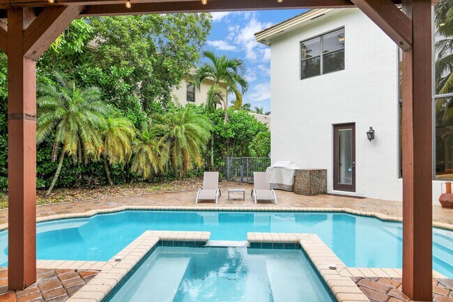 Building Photo - 10703 Versailles Blvd