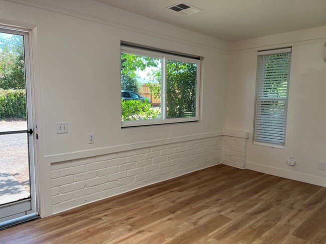 Building Photo - Great 1 bedroom 1 bathroom cottage on wooded lot in Citrus Heights