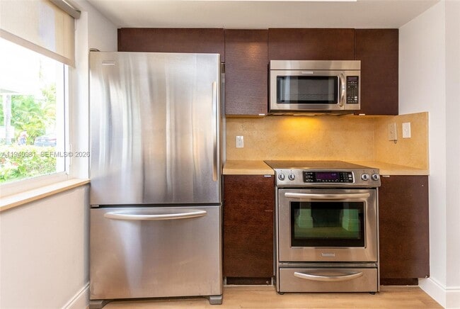 Building Photo - 2945 Bridgeport Ave