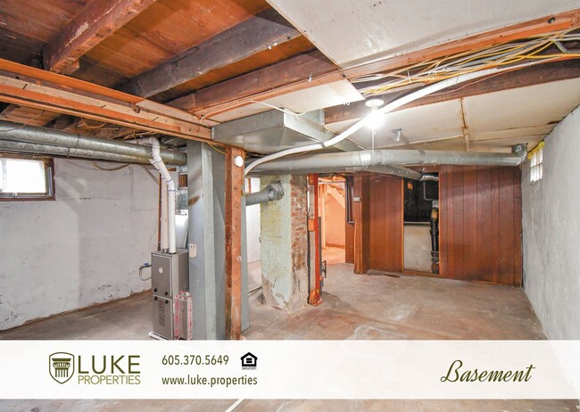 Building Photo - 1417 S Van Eps Ave