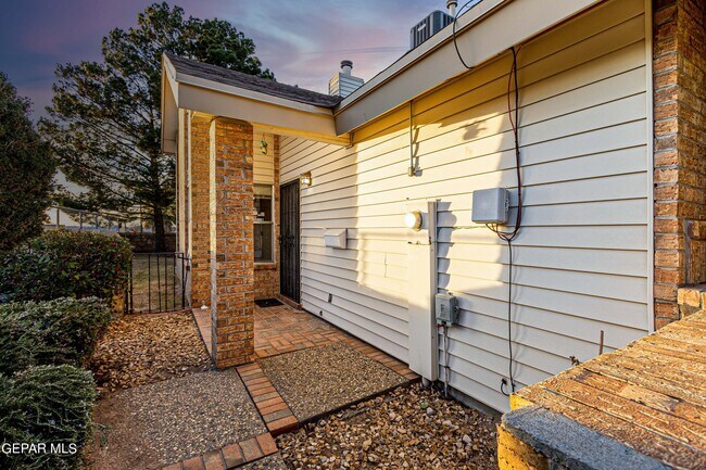 Building Photo - 801 Derrickson Dr