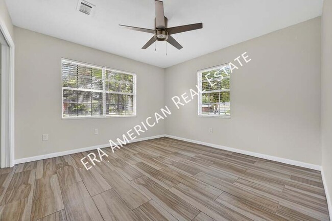 Building Photo - 614 Merioneth Dr NE