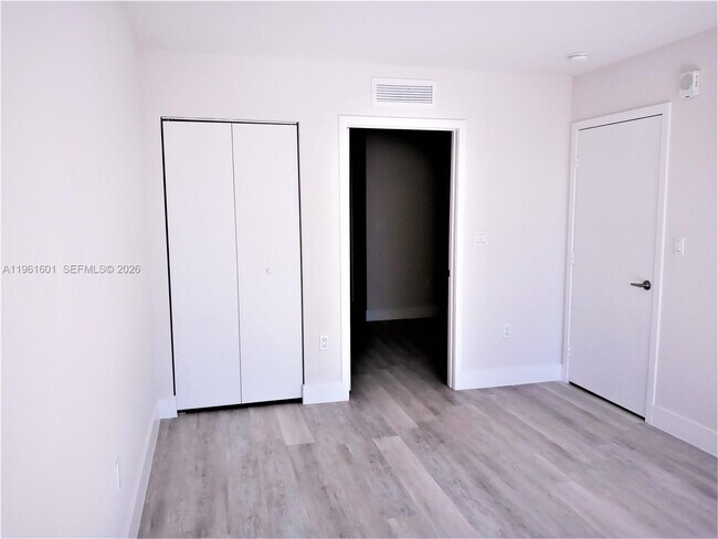 Building Photo - 2555 NE 193rd St