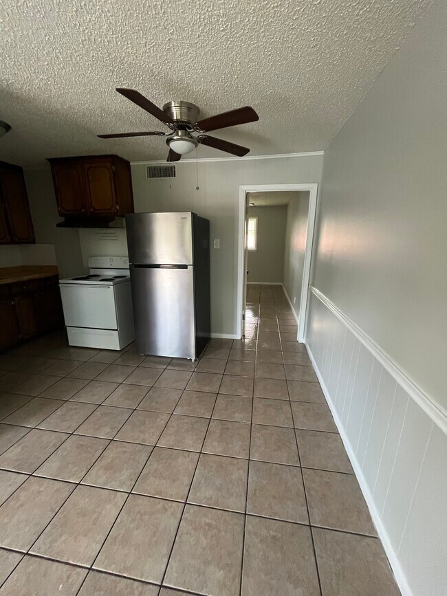 Building Photo - 403 Gulpha Dr
