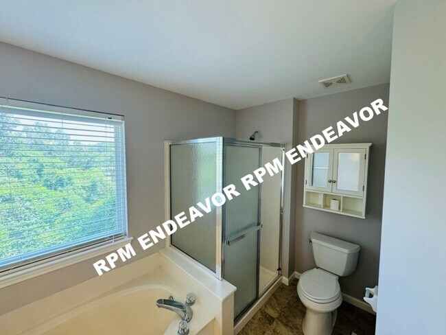 Building Photo - Spacious 4 bedroom, 2.5 bath home availabl...