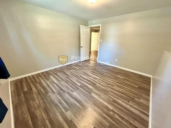 Building Photo - 1503 Peachtree Dr