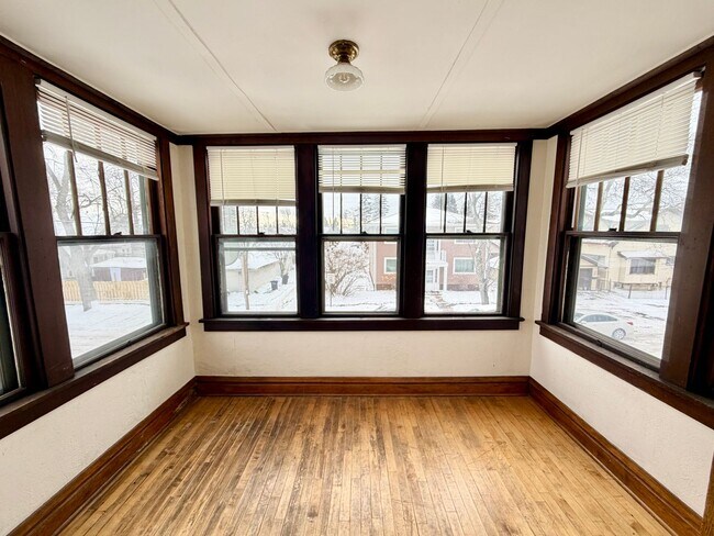 Building Photo - 2 Bedroom w/ Garage Option - AVAILABLE APRIL 24TH!