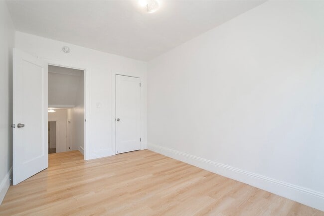 Building Photo - Spacious Two Story Albany Home Two Blocks ...
