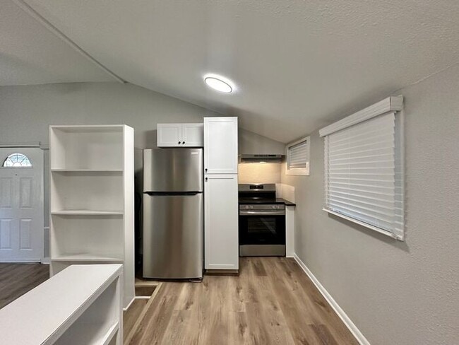 Building Photo - Cozy 1-Bedroom, 1-Bath Gem Near the Azalea...