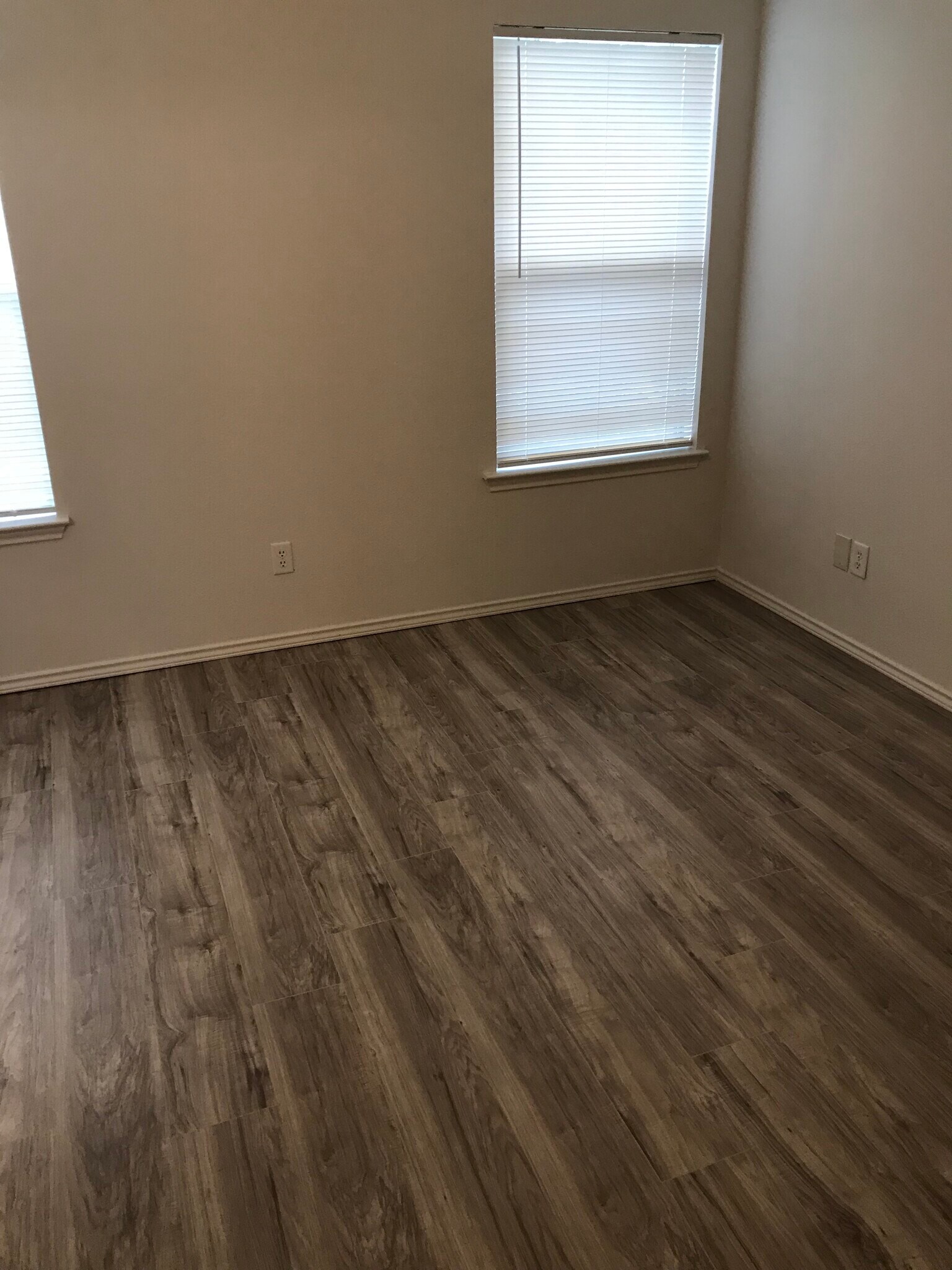 Master Bedroom with walk in closet - 5750 Golf Hts
