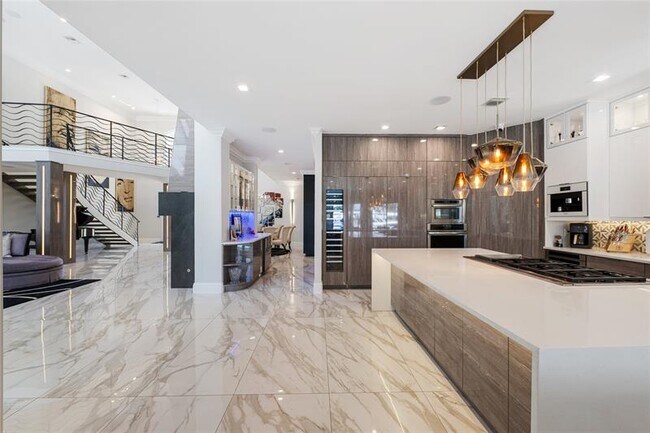 Building Photo - 2307 N Riverside Dr