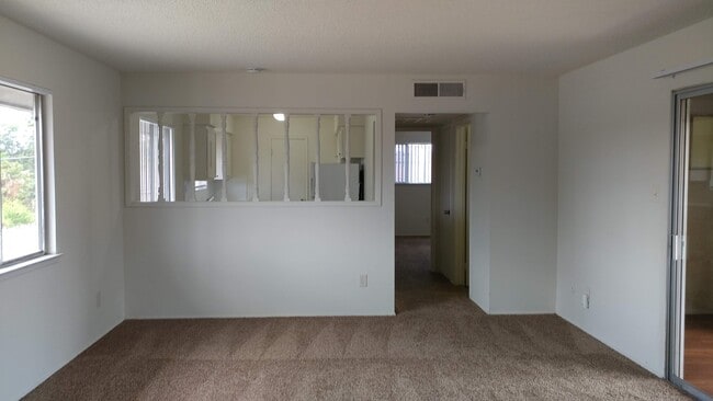 Building Photo - 2813-2819 N. West Ave 4-Plex - 611