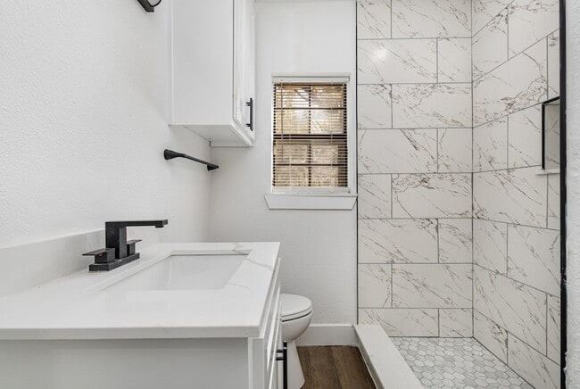 Building Photo - 1527 Columbia Ave