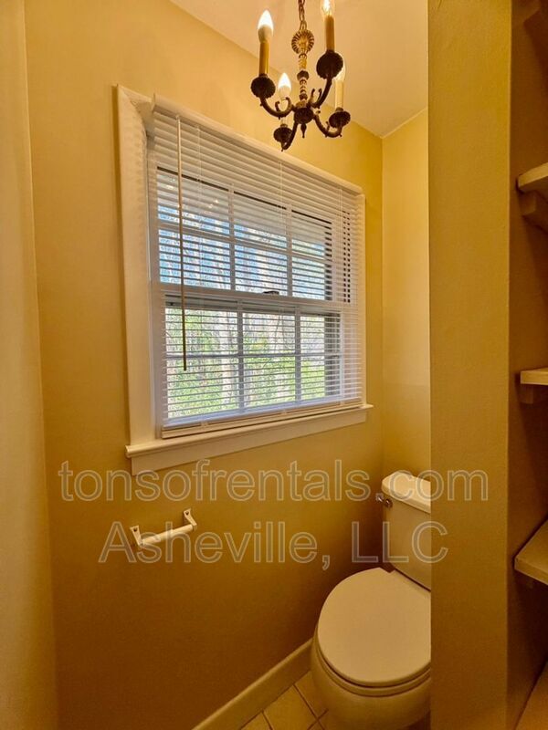 Building Photo - 161 Dogwood Dr